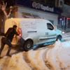 Kar 10 santimetreyi aştı: Araçlar yolda kaldı, iterek kurtarmaya çalıştılar Kar 10 santimetreyi aştı: Araçlar yolda kaldı, iterek kurtarmaya çalıştılar