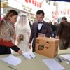 Dünya evine giren çiftler en mutlu günlerinde depremzedeleri ... Dünya evine giren çiftler en mutlu günlerinde depremzedeleri ...