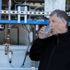 Bill Gates dışkıdan elde edilen suyu içti Bill Gates dışkıdan elde edilen suyu içti