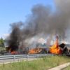 Zincirleme trafik kazasında araçlar yandı: Otoyol ulaşıma kapatıldı