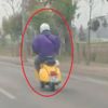 Elleri cebinde motosiklet kullandı