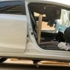 Adıyaman'da inanılmaz görüntü! Otomobilin tavanından girdi altından çıktı