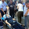 Kaldırımda üzerine tabela düşen kadın yaralandı Kaldırımda üzerine tabela düşen kadın yaralandı