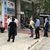 Baklavacının önündeki kuyruk görenleri hayrete düşürdü Baklavacının önündeki kuyruk görenleri hayrete düşürdü