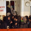 Kayalıklara çarpmak üzere ayarlanan kaçak göçmen gemisi kontrol altına alındı Kayalıklara çarpmak üzere ayarlanan kaçak göçmen gemisi kontrol altına alındı