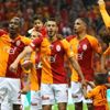 Galatasaray son haftalarda şampiyonluğu bırakmıyor Galatasaray son haftalarda şampiyonluğu bırakmıyor