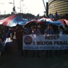 Trabzonspor taraftarları İstinye'de yolu kapattı