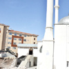 AKP’li belediye cami duvarını yıktı AKP’li belediye cami duvarını yıktı