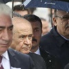 Bahçeli ile Oktay Vural aynı şemsiye altında!