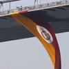 Galatasaray bayrağını denize attılar!