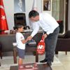 İl Müdürü Eskici nden minik tenisçiye raket hediyesi İl Müdürü Eskici nden minik tenisçiye raket hediyesi