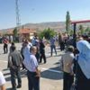 Ankara'da çiftçiler yol kapattı... Kaymakam müdahale etti Ankara'da çiftçiler yol kapattı... Kaymakam müdahale etti