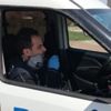 Polis memurundan şarkılı uyarı