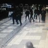 Şiddetli rüzgarda vatandaşların üstüne binadan cam düştü: 1 yaralı Şiddetli rüzgarda vatandaşların üstüne binadan cam düştü: 1 yaralı