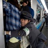 Japonya metrosunda tren ittiriciler görev yapıyor Japonya metrosunda tren ittiriciler görev yapıyor
