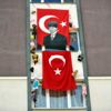 ﻿Apartmanların dış cephelerine oyuncak astılar