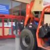 ABD'de süpermarketin kapısını iş makinesiyle kırdılar ABD'de süpermarketin kapısını iş makinesiyle kırdılar