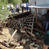Dere taştı, köydeki evleri su bastı Dere taştı, köydeki evleri su bastı
