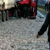 TIR devrildi, 2 ton hamsi yola saçıldı TIR devrildi, 2 ton hamsi yola saçıldı