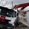Devrilen beton kamyonu altında can verdi