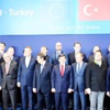 Vizede uzun ince bir kuyruktayız Vizede uzun ince bir kuyruktayız