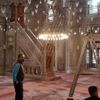 Laleli Camii ndeki tasarruflu ampuller kaldırılıyor Laleli Camii ndeki tasarruflu ampuller kaldırılıyor