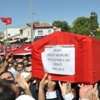 Şehit polis Ersoy'un cenazesi toğrağa verildi Şehit polis Ersoy'un cenazesi toğrağa verildi