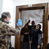Emniyet müdüründen şehit ailelerine maske ve eldivenli ... Emniyet müdüründen şehit ailelerine maske ve eldivenli ...