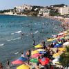 Kuşadası nda sıcaktan bunalan plaja koştu Kuşadası nda sıcaktan bunalan plaja koştu
