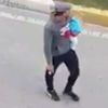 Bebeğini kaçırıp boğazına bıçak dayadı, vurularak yakalandı