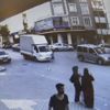 Aniden yola çıkan çocuğa kamyonet çarptı Aniden yola çıkan çocuğa kamyonet çarptı