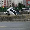 Başakşehir'de boş yolda çukura düştü Başakşehir'de boş yolda çukura düştü