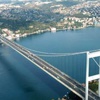Karşıyaka bayrağı Boğaziçi Köprüsü'nde Karşıyaka bayrağı Boğaziçi Köprüsü'nde