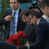 Davutoğlu patlama alanına karanfil bıraktı Davutoğlu patlama alanına karanfil bıraktı