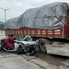 İki tırın arasında kaldı: 1 ölü İki tırın arasında kaldı: 1 ölü