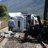 Manisa'da raylara giren TIR, ikiye ayrıldı Manisa'da raylara giren TIR, ikiye ayrıldı