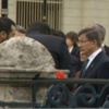 Başbakan Davutoğlu, Sultanahmet'te patlamanın yaşandığı yere karanfil bıraktı
