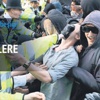 İngiltere'de polis eylemcilere acımadı İngiltere'de polis eylemcilere acımadı