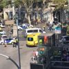 Barcelona'da bir araç yayaların arasına daldı