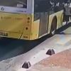 Küçükçekmece'de hareket halindeki otobüsten inmeye çalışan kadın düştü