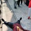 Herkesin gözü önünde kendini bıçakladı