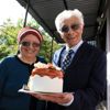 Evlerinden çıkamayan çifte, 56 ncı evlillik yıl dönümünde ... Evlerinden çıkamayan çifte, 56 ncı evlillik yıl dönümünde ...