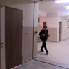 Piyanonun tuşlarına kendi besteleri için basıyor Piyanonun tuşlarına kendi besteleri için basıyor
