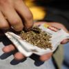 Yolda yürürken mesajlaşmak yasak, marihuana serbest