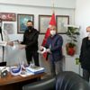 Yaptığı siperlik maskeleri sağlık personellerine hediye ... Yaptığı siperlik maskeleri sağlık personellerine hediye ...
