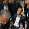 Bakanın gözleri önünde kürsüye yığıldı Bakanın gözleri önünde kürsüye yığıldı