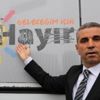 CHP'nin referandum aracına saldırı CHP'nin referandum aracına saldırı
