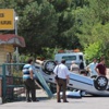 Yokuş Aşağı Kayan Otomobil, Okul Duvarına Çarparak Takla Attı
