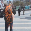 Prostestocu değil adeta ateşbaz! Prostestocu değil adeta ateşbaz!