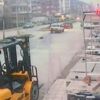 Otomobile bağlanan köpek caddede sürüklendi